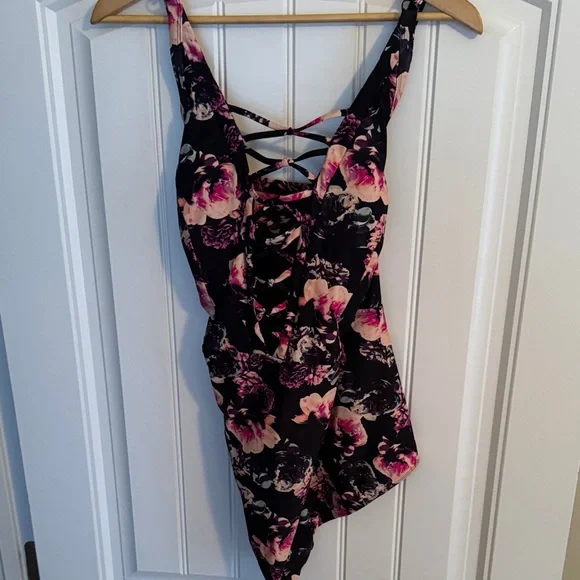 Torrid Size 3 Floral Lattice Front One Piece Swimsuit-Deep V, Adjustable Straps - Picture 4 of 6